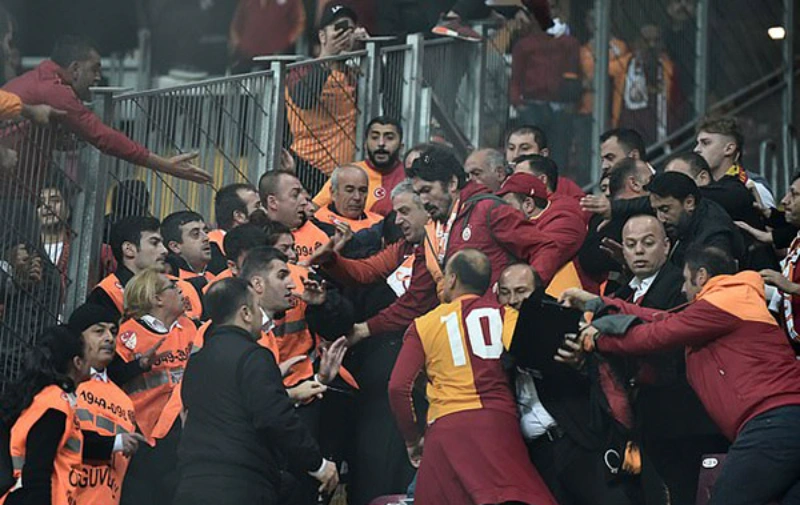 Derby Istanbul thường chìm trong bạo lực cả trên sân và khán đài